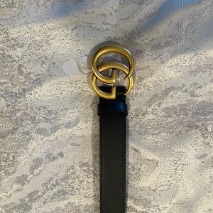 Gucci double G buckle women’s belt size 75. Lightly used in great condition.